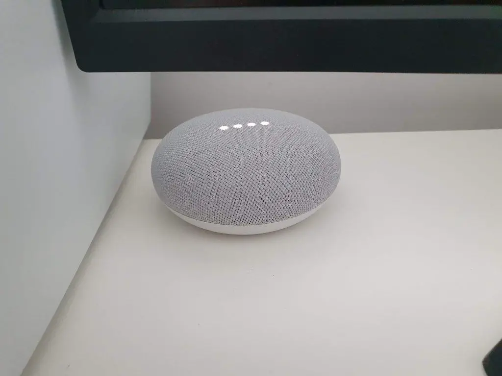 Dinleme modunda bir Google Nest Mini Akıllı Hoparlör